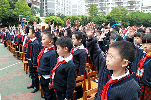 03、圖為開學(xué)典禮升國(guó)旗時(shí)國(guó)際部學(xué)生行隊(duì)禮